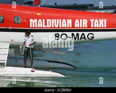 Das maledivische Air Taxi Flugzeug kommt ins Hafenbecken des Flughafens Male auf den Malediven. 03. November 2008. Foto: Neil Turner Stockfoto