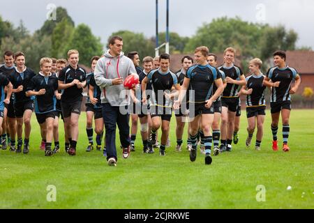 Sam Warburton Kapitän der Welsh Rugby Union Team AS Sowie British und Irish Lions Tour durch Australien 2013 Besucht seine alte Sekundarschule Whitchur Stockfoto