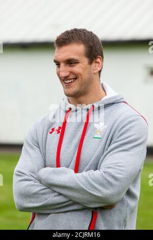 Sam Warburton Kapitän der Welsh Rugby Union Team AS Sowie British und Irish Lions Tour durch Australien 2013 Besucht seine alte Sekundarschule Whitchur Stockfoto