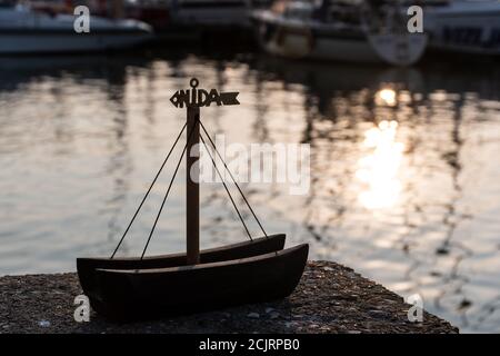 Nida, Litauen, Logo mit Reflexionen der Sonne auf dem Wasser auf dem Hintergrund Stockfoto