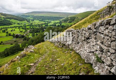 Blick auf Upper Wharfedale vom Fußweg aus, der Buckden mit Kettlewell verbindet und weiter den Dale hinauf. Die Vlllage unten ist Buckden Yorkshire Dales Stockfoto