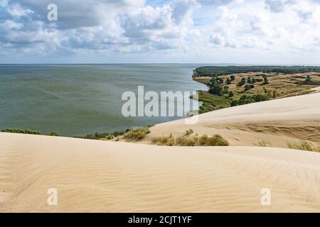 Nagliai Naturschutzgebiet in Neringa, Litauen. Abgestorbene Dünen, Sandhügel durch starke Winde gebaut, mit Schluchten und Erosion. Jede menschliche Aktivität ist verboten Stockfoto