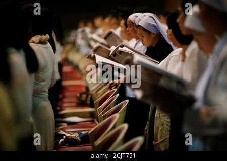 Schüler üben Chorgesang in einer Kirche, vor dem Besuch von Papst Franziskus in Thailand, in Bangkok, Thailand 17. November 2019. Bild aufgenommen am 17. November 2019. REUTERS/Soe Zeya tun