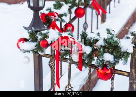 Weihnachten Stadtbild - Dekoration Geländer Veranda am Vorabend des Urlaubs. Weihnachtskugeln und Bänder. Winterurlaub. Stockfoto