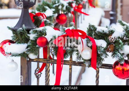 Weihnachten Stadtbild - Dekoration Geländer Veranda am Vorabend des Urlaubs. Weihnachtskugeln und Bänder. Winterurlaub. Stockfoto