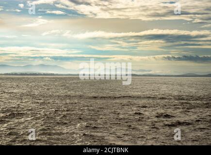 Meereshorizont mit erstaunlichen Himmel am Morgen aus flachem Winkel Bild wird am Strand gokarna karnataka indien genommen. Es ist einer der besten Strand von gokarna. Stockfoto