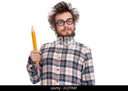 Verrückter bärtiger Mann mit großem Bleistift Stockfoto