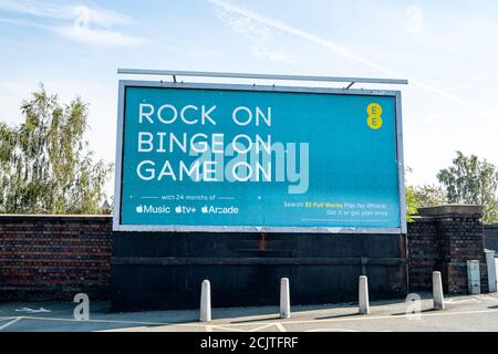 EE Mobilfunknetz Werbung auf Plakat in Crewe Cheshire UK Stockfoto