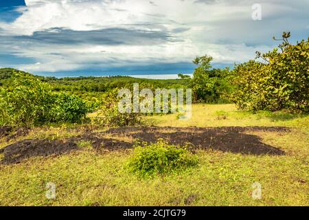 Berglandschaft mit erstaunlichen blauen Himmel am Morgen Bild ist am Strand gokarna karnataka indien aufgenommen. Stockfoto