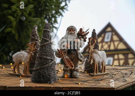 Nahaufnahme einer Figur des Weihnachtsmannes mit Holzdegen Eine hölzerne Oberfläche mit einem verschwommenen Hintergrund Stockfoto