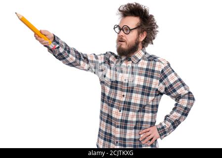 Verrückter bärtiger Mann mit großem Bleistift Stockfoto