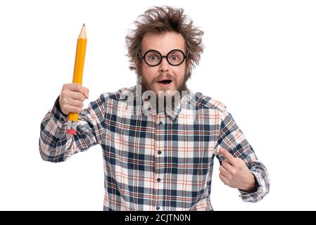 Verrückter bärtiger Mann mit großem Bleistift Stockfoto