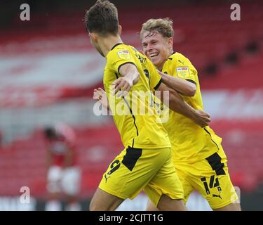 MIDDLESBROUGH, ENGLAND. 15. SEPTEMBER 2020 Barnsleys Patrick Schmidt feiert mit Kilian Ludewig, nachdem er im Carabao Cup-Spiel zwischen Middlesbrough und Barnsley im Riverside Stadium, Middlesbrough, sein erstes Tor erzielt hat. (Kredit: Mark Fletcher, Mi News) Kredit: MI Nachrichten & Sport /Alamy Live Nachrichten Stockfoto