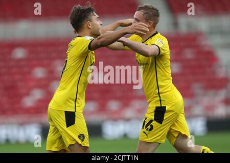 MIDDLESBROUGH, ENGLAND. 15. SEPTEMBER 2020 Barnsleys Patrick Schmidt feiert mit Luke Thomas, nachdem sie ihr erstes Tor beim Carabao Cup Spiel zwischen Middlesbrough und Barnsley im Riverside Stadium, Middlesbrough, erzielt haben. (Kredit: Mark Fletcher, Mi News) Kredit: MI Nachrichten & Sport /Alamy Live Nachrichten Stockfoto