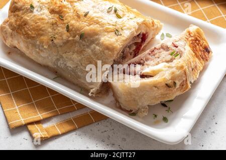 Gebackene Schweinefleisch putenwurstbrötchen mit Brie-Käse und Cranberry Sauce in Blätterteig Stockfoto