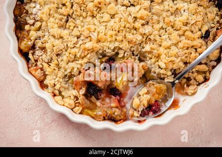 Köstlicher Apfel und Brombeere zerbröseln Stockfoto