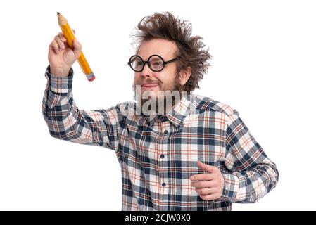 Verrückter bärtiger Mann mit großem Bleistift Stockfoto