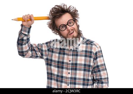 Verrückter bärtiger Mann mit großem Bleistift Stockfoto