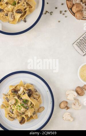 Hausgemachte italienische Fettuccine Pasta mit Pilzen und Parmesan (Fettuccine al Funghi Porcini). Traditionelle italienische Küche. Serviert auf weißem Hintergrund. Stockfoto