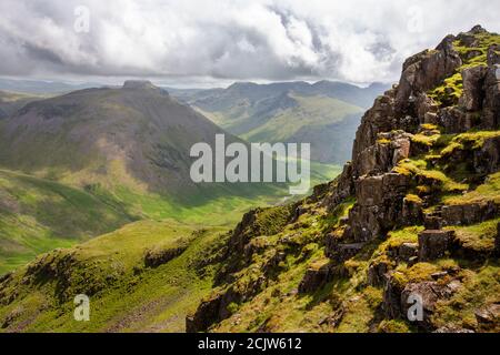 Blick auf die Scafell Range und Great Gable von Red Pike, Lake District, Großbritannien. Stockfoto