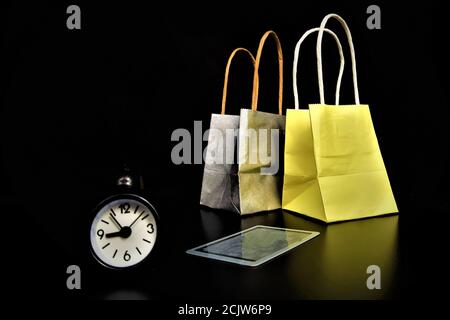 Black friday Konzept auf schwarzem Hintergrund. Bunte Geschenktüten auf schwarzem Hintergrund Stockfoto