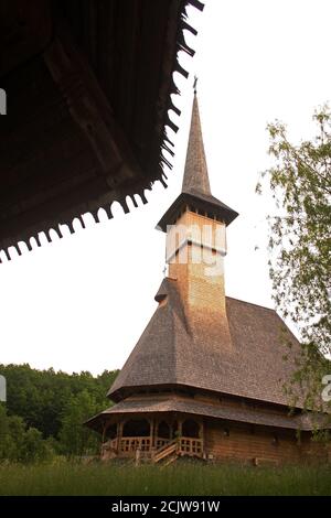 Kloster Barsana, Rumänien. Die Holzkirche aus dem 18. Jahrhundert, historisches Denkmal im lokalen traditionellen Stil gebaut. Stockfoto