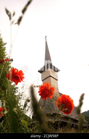 Kloster Barsana, Rumänien. Die Holzkirche aus dem 18. Jahrhundert, historisches Denkmal im lokalen traditionellen Stil gebaut. Stockfoto