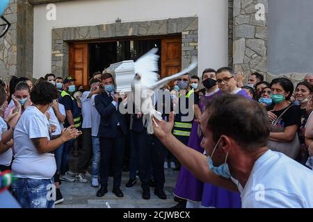 Caivano, Italien. September 2020. In der Kirche San Paolo Apostolo im Grünen Park von Caivano, die Beerdigung von Maria Paola Gaglione, die junge Frau, die nach einem Sturz von einem Roller starb, während, zusammen mit ihrem Partner Ciro Migliore, Sie wurde von ihrem Bruder Michele gejagt, der ihre Beziehung zu einem Jungen trans nicht akzeptierte. Kredit: Unabhängige Fotoagentur/Alamy Live Nachrichten Stockfoto