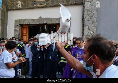 Caivano, Italien. September 2020. In der Kirche San Paolo Apostolo im Grünen Park von Caivano, die Beerdigung von Maria Paola Gaglione, die junge Frau, die nach einem Sturz von einem Roller starb, während, zusammen mit ihrem Partner Ciro Migliore, Sie wurde von ihrem Bruder Michele gejagt, der ihre Beziehung zu einem Jungen trans nicht akzeptierte. Kredit: Unabhängige Fotoagentur/Alamy Live Nachrichten Stockfoto