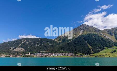 Schöner Panoramablick auf den Reschensee und das gleichnamige Dorf in der Provinz Bozen, Südtirol, Italien Stockfoto