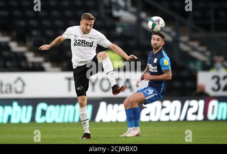 Mike te Wierik von Derby County (links) und Sean Maguire von Preston North End kämpfen während des Carabao Cup-Spiels im Pride Park, Derby, um den Ball. Stockfoto