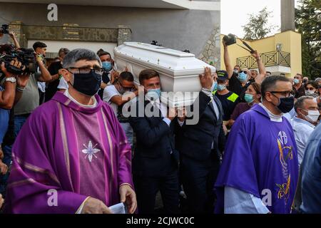 Caivano, Italien. September 2020. In der Kirche San Paolo Apostolo im Grünen Park von Caivano, die Beerdigung von Maria Paola Gaglione, die junge Frau, die nach einem Sturz von einem Roller starb, während, zusammen mit ihrem Partner Ciro Migliore, Sie wurde von ihrem Bruder Michele gejagt, der ihre Beziehung zu einem Jungen trans nicht akzeptierte. Kredit: Unabhängige Fotoagentur/Alamy Live Nachrichten Stockfoto