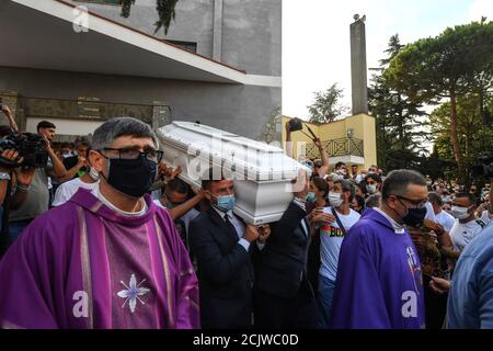 Caivano, Italien. September 2020. In der Kirche San Paolo Apostolo im Grünen Park von Caivano, die Beerdigung von Maria Paola Gaglione, die junge Frau, die nach einem Sturz von einem Roller starb, während, zusammen mit ihrem Partner Ciro Migliore, Sie wurde von ihrem Bruder Michele gejagt, der ihre Beziehung zu einem Jungen trans nicht akzeptierte. Kredit: Unabhängige Fotoagentur/Alamy Live Nachrichten Stockfoto