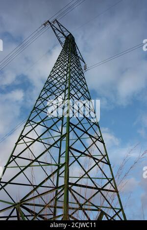 Elektrische Türme von Licht, Energie, für den Strom. Kommunikation und Telekommunikation. Netzwerkanschluss Stockfoto