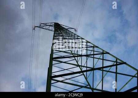 Elektrische Türme von Licht, Energie, für den Strom. Kommunikation und Telekommunikation. Netzwerkanschluss Stockfoto