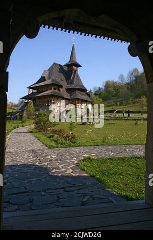 Kloster Barsana, Rumänien. Das Haus der Nonne, im traditionellen lokalen Baustil gebaut. Stockfoto