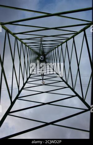 Elektrische Türme von Licht, Energie, für den Strom. Kommunikation und Telekommunikation. Netzwerkanschluss Stockfoto