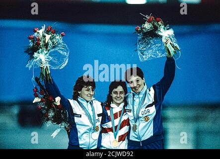 Bonnie Blair (USA) gewinnt die Goldmedaille bei den Frauen 500m langer Eisschnelllauf mit Christa Rothenburger (DDR) Silber Medaillengewinnerin und Karin Kania (DDR) Bronze am 1998 Olympische Winterspiele Stockfoto