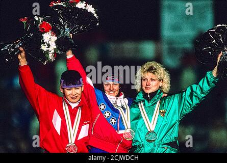Bonnie Blair (USA) gewinnt die Goldmedaille bei den Frauen 1000m lange Eisschnelllauf mit Anke Baier (GER) Silber Medaillengewinner und Ye Qiaobo (CHN) Bronze bei der 1992 Olympische Winterspiele Stockfoto
