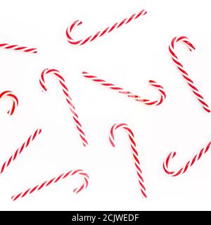 Textur mit Weihnachten Candy Cane auf weißem Hintergrund gemacht. Flach liegend, Draufsicht. Stockfoto