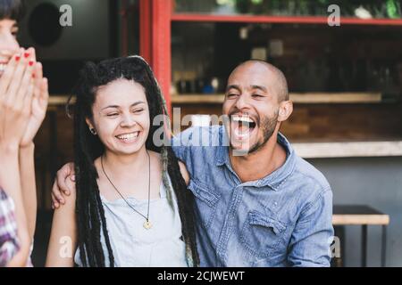 Ein glückliches junges Paar, das in einem Biergarten lacht. Stockfoto