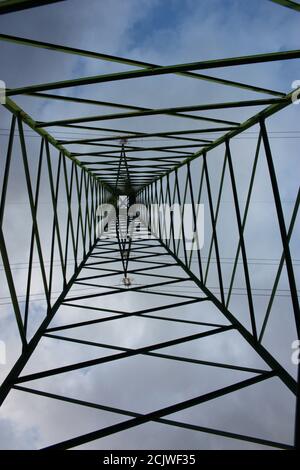 Elektrische Türme von Licht, Energie, für den Strom. Kommunikation und Telekommunikation. Netzwerkanschluss Stockfoto