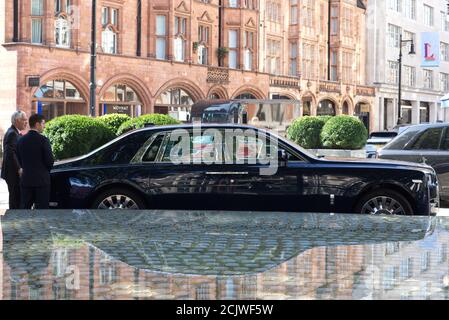 Rolls Royce spiegelte sich in einem Wasserspiel in mayfair, London, wider. Stockfoto