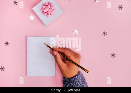 Notepad und die Hand der Frau mit Stift. Stockfoto