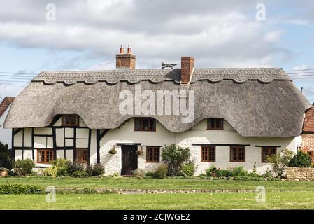 Atemberaubende strohgedeckte Hütte im Dorf Lower Quinton, warwickshire Stockfoto