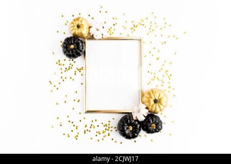 Goldrahmen verziert mit schwarzem und goldenem Halloween Kürbis und Lametta mit Platz für Text. Isoliert auf weißem Hintergrund. Flach liegend, Draufsicht. Stockfoto