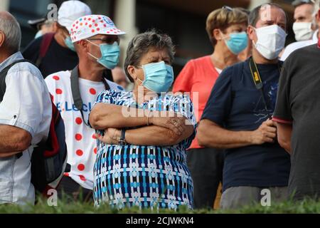 Lyon, Frankreich. September 2020. 15. September 2020; Lyon, Frankreich; Tour De France 2020, La Tour-du-Pin nach Villard-de-Lans, Etappe 16; Fans beobachten, wie die Radfahrer passieren Credit: Action Plus Sports Images/Alamy Live News Stockfoto