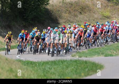 Lyon, Frankreich. September 2020. 15. September 2020; Lyon, Frankreich; Tour De France 2020, La Tour-du-Pin nach Villard-de-Lans, Etappe 16; das Hauptfeld kommt durch Ecken Credit: Action Plus Sports Images/Alamy Live News Stockfoto