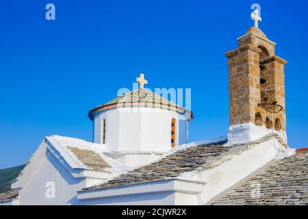 Blick auf die Panagitsa Tou Pirgou Kirche über der Bucht, Skopelos, Griechenland Stockfoto