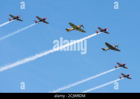 Battle of Britain Tag der 80. Jahrestag der Flypast in Biggin Hill, Kent, Großbritannien. Spitfire und Hurricane fliegen im Zweiten Weltkrieg mit dem Blades-Team. Rauch Stockfoto